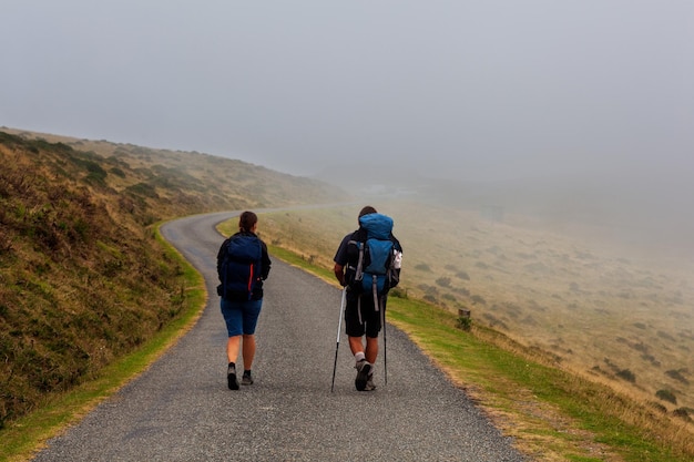 Coppia di pellegrini lungo il Camino de Santiago Pirenei francesi