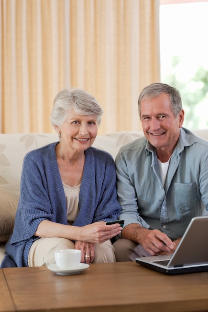 Coppia di pensionati guardando il loro computer portatile