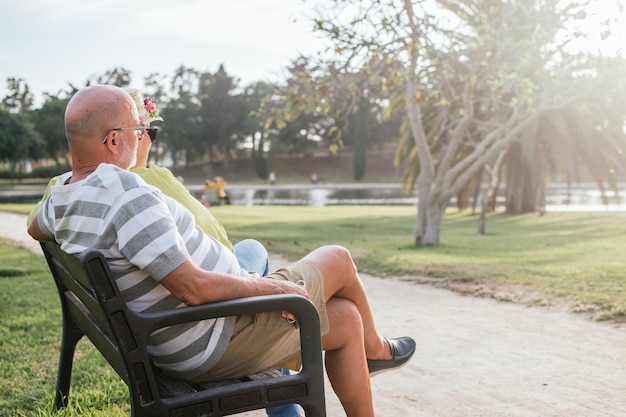 Coppia di pensionati seduta in un parco