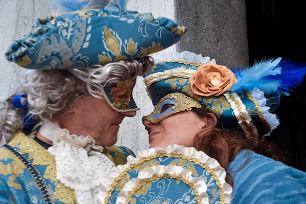 Coppia di persone vestite per il Carnevale di Venezia