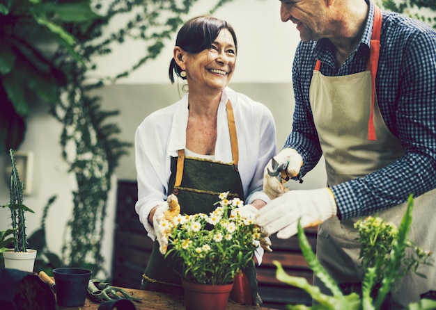 Coppia di piantare e organizzare i fiori