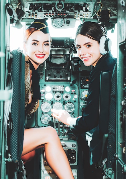 Coppia di piloti sorridenti nel velivolo Ritratto di piloti sorridenti che guardano la fotocamera dentro