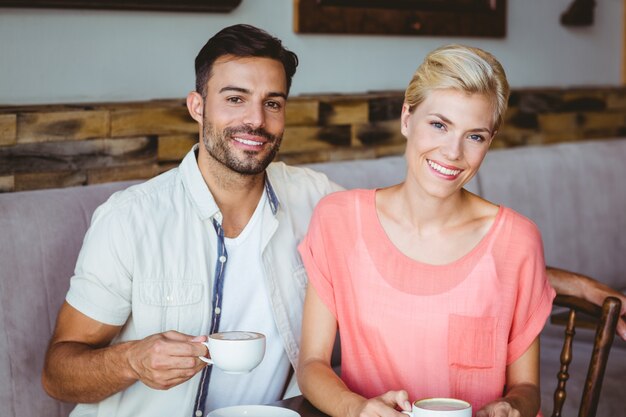 Coppia di prendere una tazza di caffè