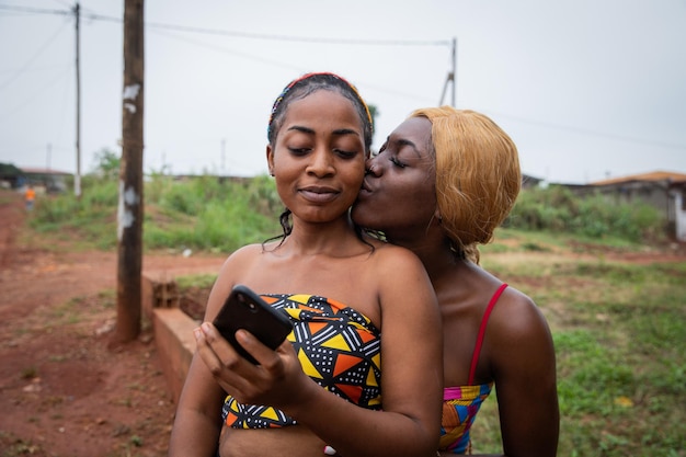 Coppia di ragazze lesbiche africane insieme la fidanzata la bacia il partner sulla guancia