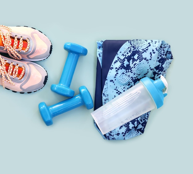 Coppia di scarpe sportive e accessori per il fitness
