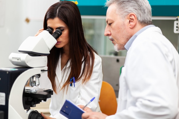 Coppia di scienziati che ricercano in un laboratorio