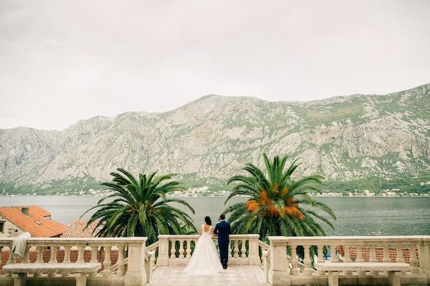 Coppia di sposi in luna di miele viaggio indietro vista Montagne e mare sullo sfondo del Montenegro