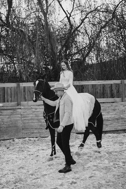 Coppia di sposini in ranch nella stagione invernale BW foto