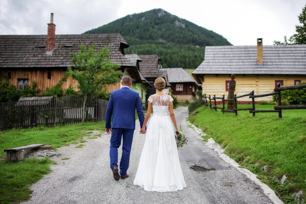 Coppia di sposini sposa e sposo che camminano insieme all'aperto