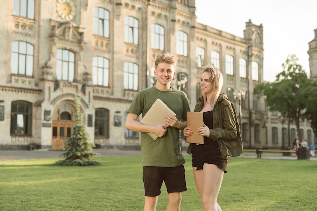 Coppia di studenti in piedi vicino all'università