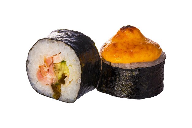 Coppia di Sushi roll su sfondo bianco Closeup di delizioso cibo giapponese con sushi roll