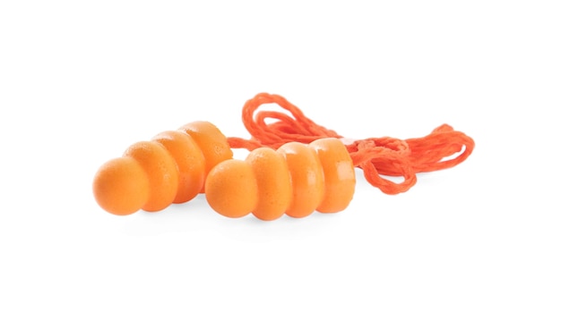 Coppia di tappi per le orecchie arancioni isolati su bianco