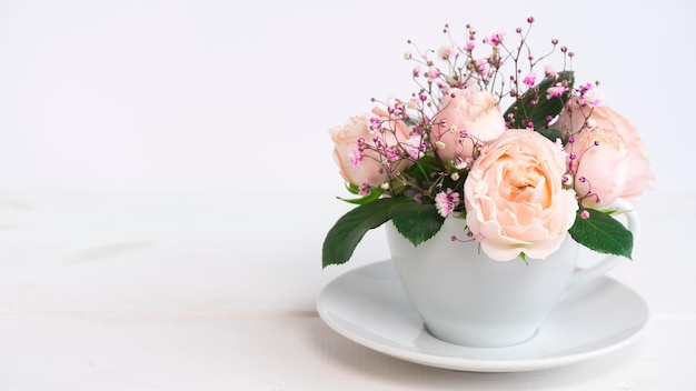 Coppia di tè bianco con fiori rosa all'interno