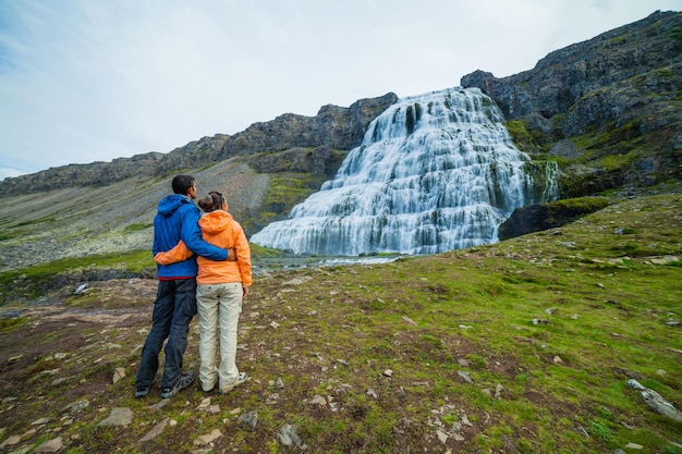 Coppia di turisti e Dynjandi Islanda