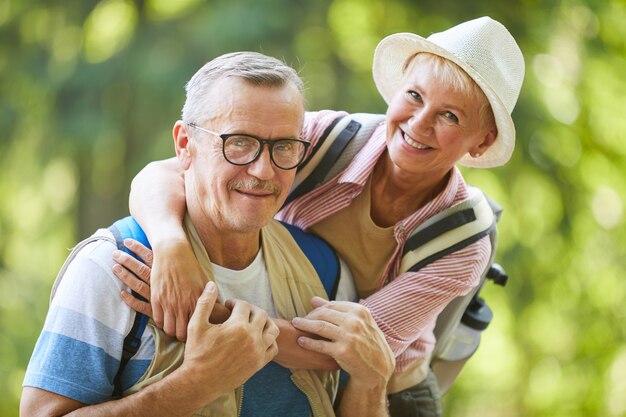 Coppia di turisti senior all'aperto