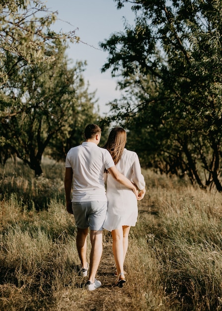 Coppia di un uomo e di una donna che cammina in un parco