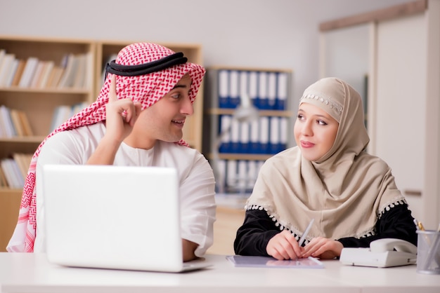 Coppia di uomo e donna arabi