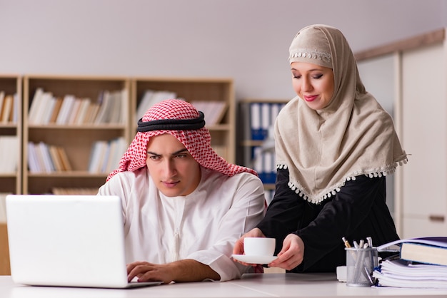 Coppia di uomo e donna arabi