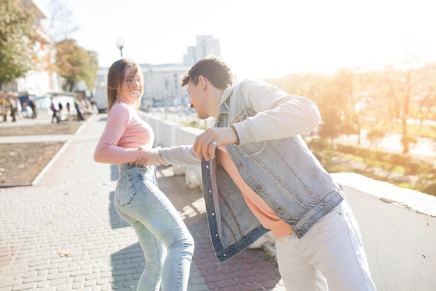 Coppia divertirsi insieme all'aperto. Uomo e donna felici.