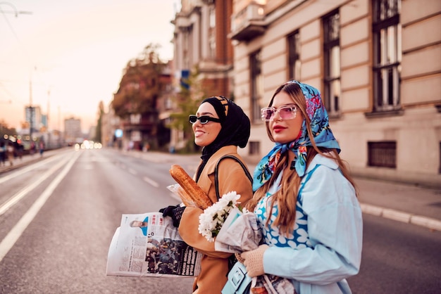 Coppia donna che indossa un hijab e un abito moderno ma tradizionale e l'altra con un abito blu