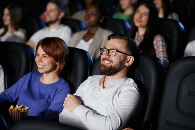 Coppia emotiva guardando la commedia nel cinema.