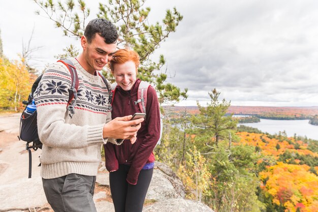 Coppia escursioni in Ontario durante la stagione autunnale colorato