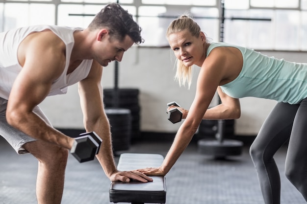 coppia esercita con manubri in palestra