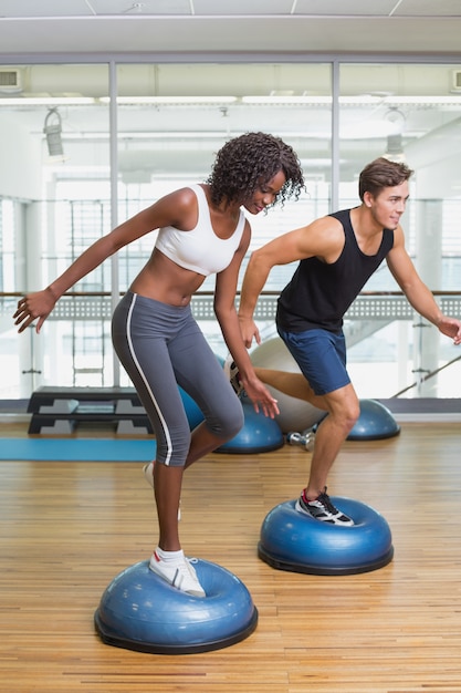 Coppia facendo aerobica su palle di bosu