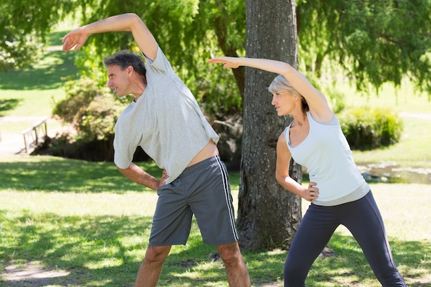 Coppia facendo esercizio di stretching