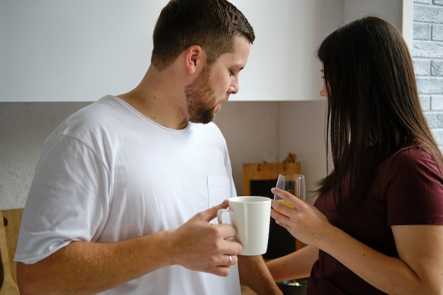 Coppia fare colazione in cucina