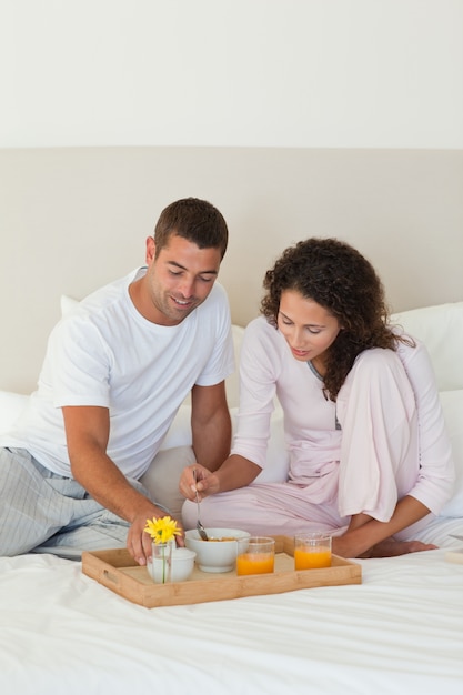 Coppia fare colazione nel loro letto a casa