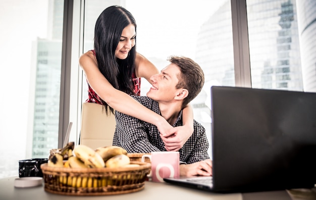 Coppia fare colazione nel loro nuovo loft