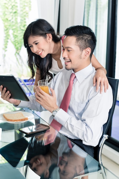 Coppia fare colazione prima che l&#39;uomo vada in ufficio