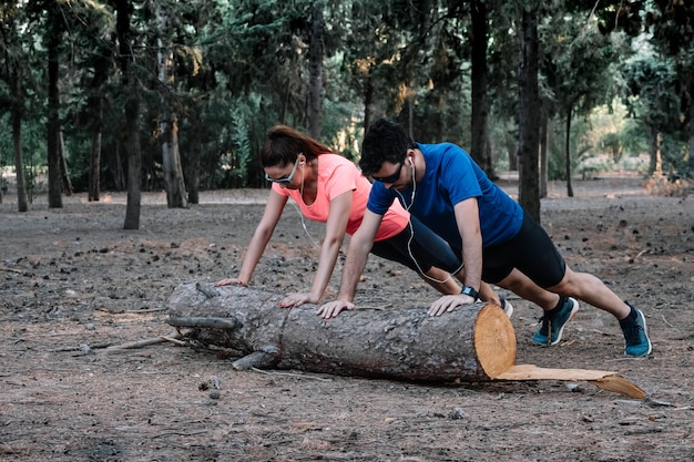 Coppia fare flessioni su una connessione in un parco