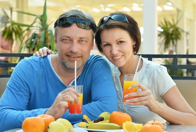 Coppia felice a colazione in tavola