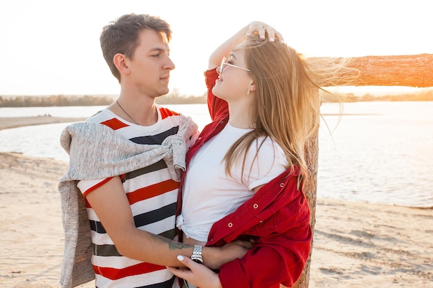 Coppia felice all'aperto. Innamorati al mare. Uomo e donna insieme.