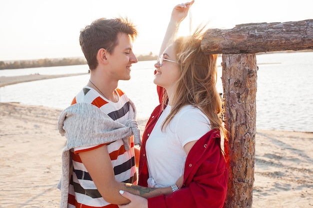 Coppia felice all'aperto. Innamorati al mare. Uomo e donna insieme.