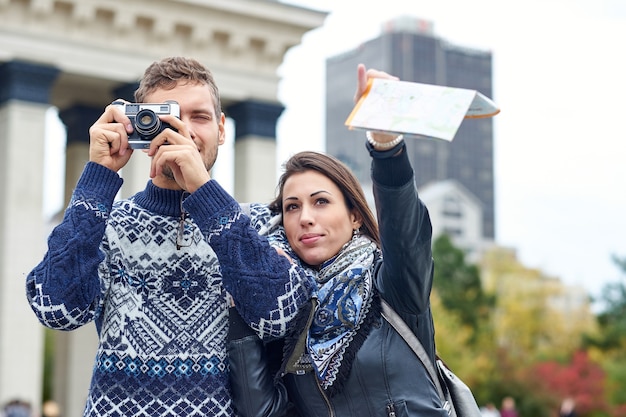 Coppia felice amore di turisti che scattano foto