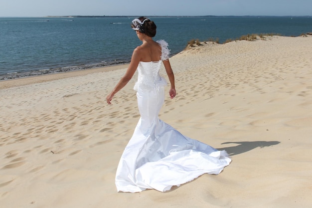 Coppia felice carina sulla spiaggia