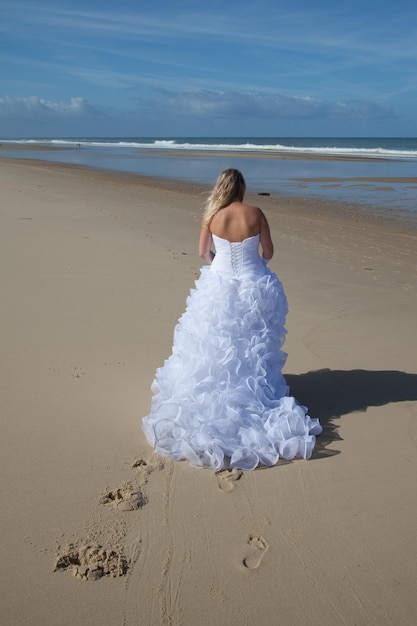 Coppia felice carina sulla spiaggia