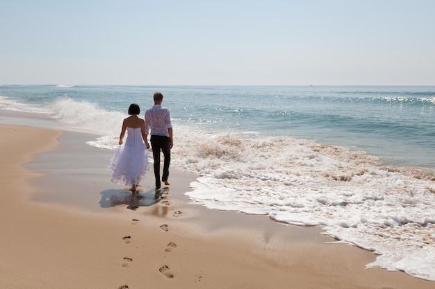 Coppia felice carina sulla spiaggia