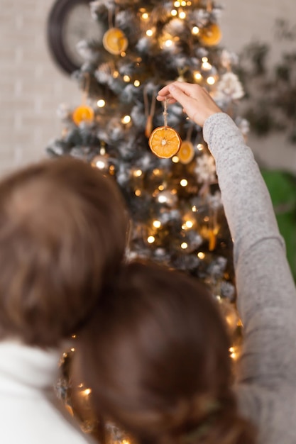 Coppia felice che decora la casa per la festa di Natale