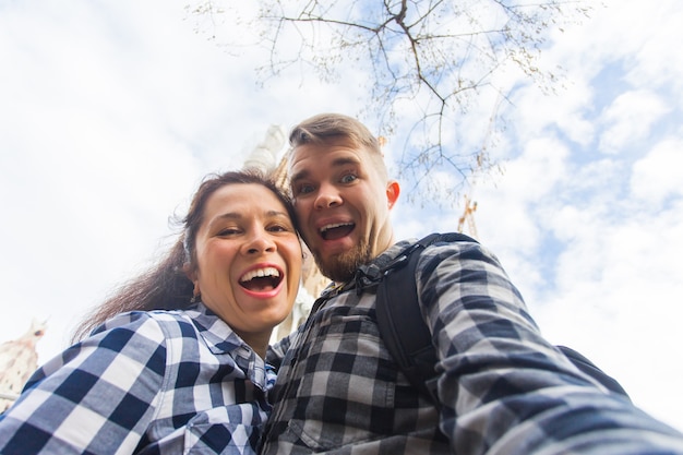 Coppia felice che fa una foto selfie davanti alla famosa cattedrale cattolica della sagrada familia viaggia in