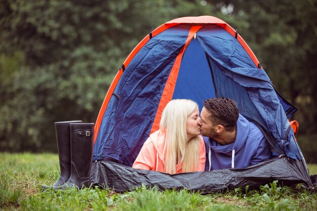 Coppia felice che giace nella loro tenda