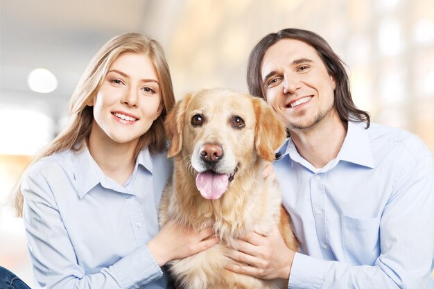 Coppia felice che porta il loro bellissimo cane dal veterinario