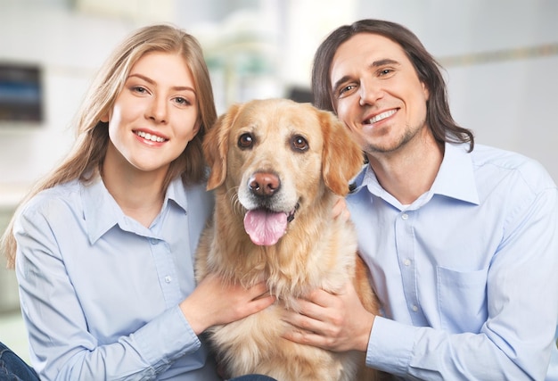 Coppia felice che porta il loro bellissimo cane dal veterinario