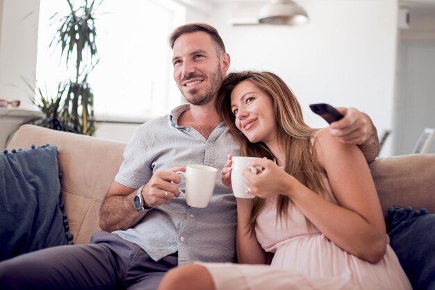 Coppia felice con il caffè