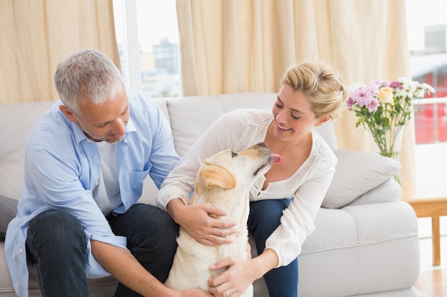 Coppia felice con il loro cane