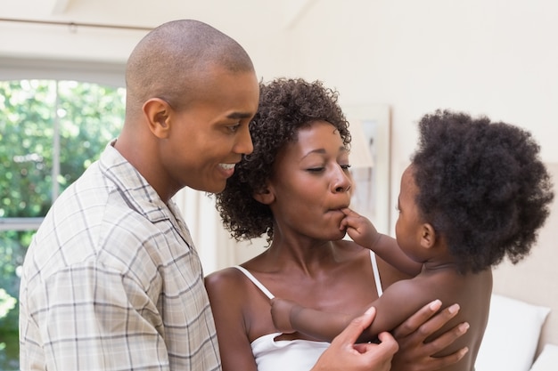 Coppia felice con la figlia del bambino