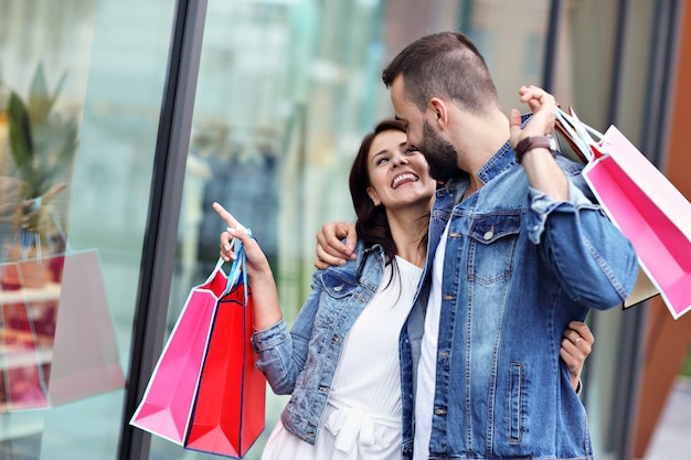 coppia felice con le borse della spesa dopo lo shopping in città